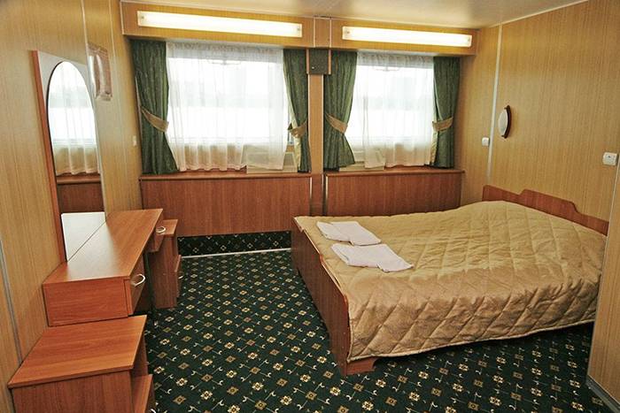 Спальня в каюте класса люкс на теплоходе «Александр Суворов». Источник:&nbsp;«Водоходъ»