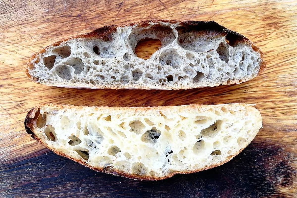Каталанский пористый хлеб пан де кристал и его брат-близнец с мукой из черного кунжута, чтобы было интереснее