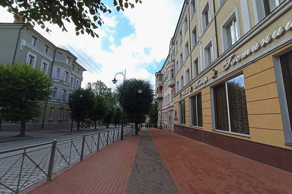 Гостиница «Кочар» расположена в самом центре города, в полностью обновленном туристическом районе. Но дорога брусчатая — в номерах может быть слышен шум машин