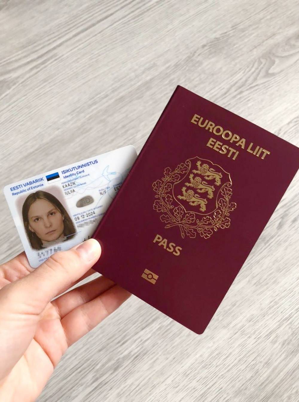 Мои новенькие паспорт и ID-карта. Планировала обмыть их поездкой в Европу на майские праздники, но в 2020&nbsp;году у коронавируса свои планы. Поездку пришлось отложить на неопределенный срок