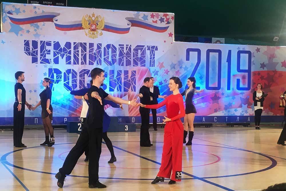 Выступление пар D-класса на чемпионате России 2019&nbsp;года. Участники этого класса должны исполнять весьма непростую танцевальную схему, требующую долгих совместных тренировок