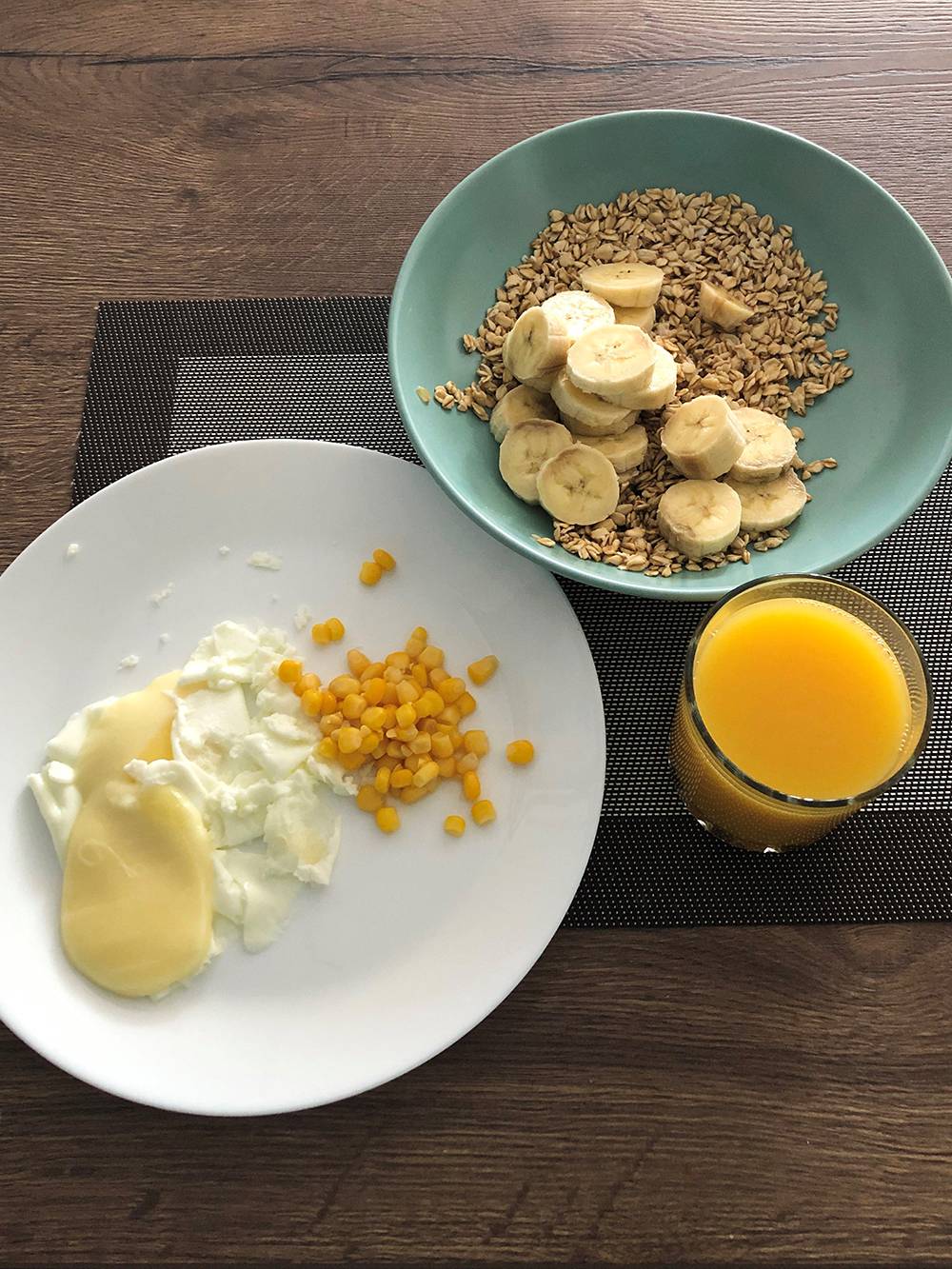 Завтрак: овсянка с бананом, яичный белок, кукуруза