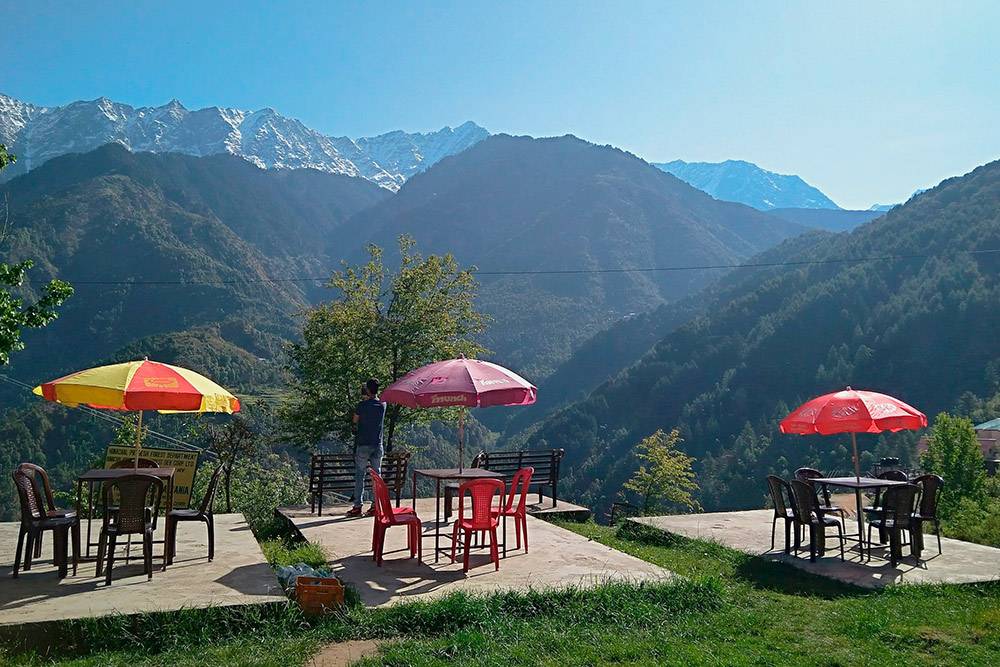 Кафе в городке Дарамсала в предгорьях Гималаев. Отсюда начинаются пешие тропы по окрестным горам