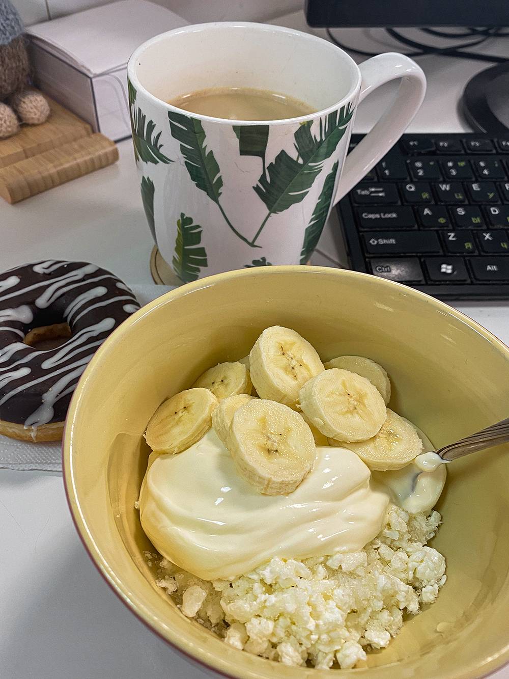 Завтрак: творог со сметаной и бананом
