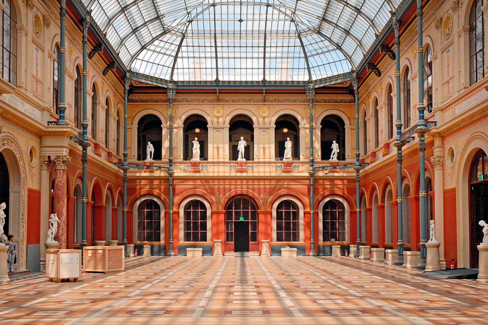 Париж-Малакэ находится на территории школы изящных искусств — Beaux-arts. Это Дворец знаний, где обычно проходят студенческие выставки