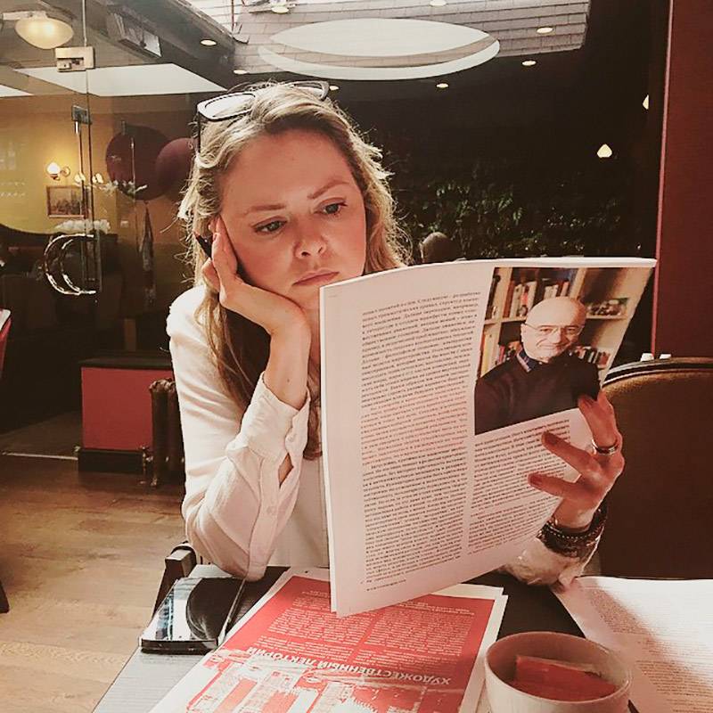 Корректор Юля, сидя в русском ресторане, вычитывает второй номер журнала