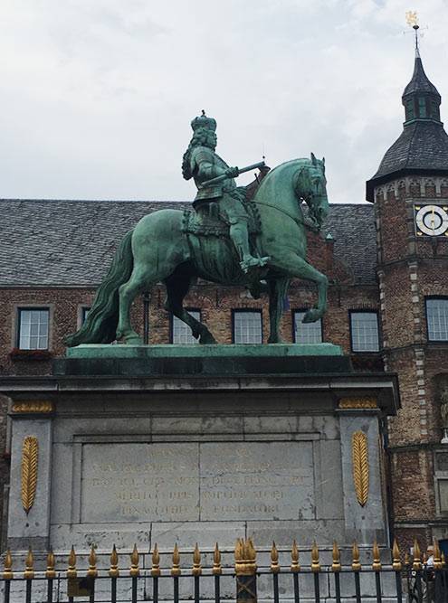 Перед городской ратушей стоит памятник курфюрсту Иоганну-Вильгельму