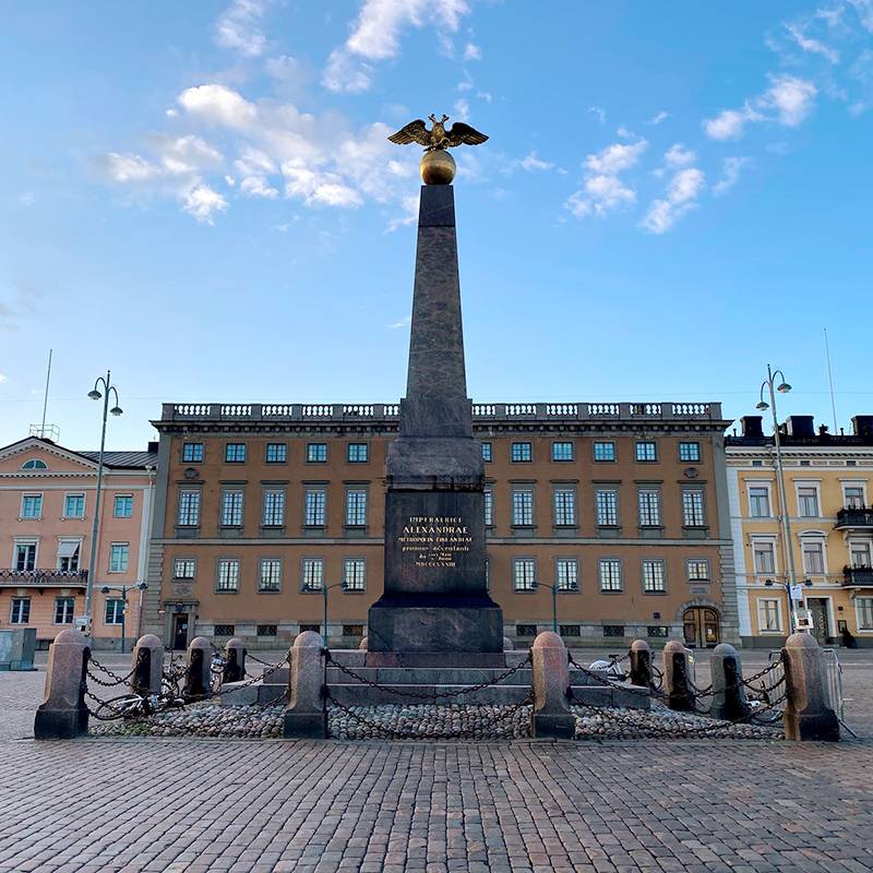 Стела императрицы на Торговой площади в Хельсинки