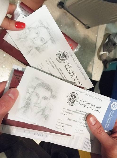 Паспортный контроль в аэропорту Лос-Анджелеса частично автоматизирован: надо подойти к специальному автомату, отсканировать паспорт, отпечатки пальцев и сделать фото. Автомат выдаст бумагу, с которой нужно получить печать в паспорт о прибытии в США у сотрудника паспортного контроля