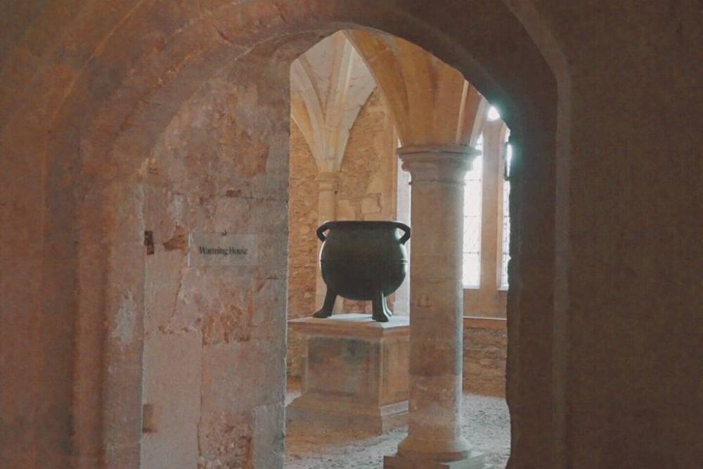 То&nbsp;же помещение с котлом и колоннами во внеучебное время. Источник:&nbsp;wheregoesrose.com