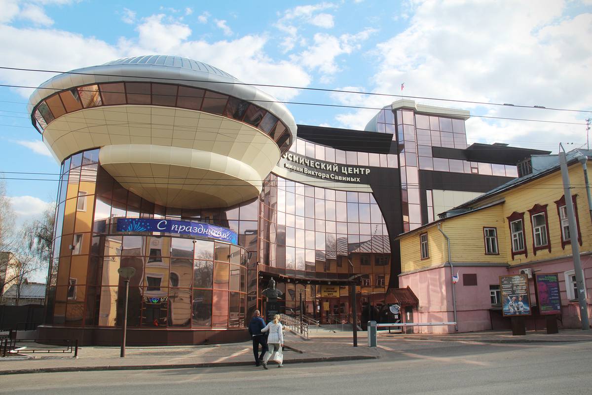 Купол планетария похож на летающую тарелку. Строение с желтым вторым этажом — музей Циолковского