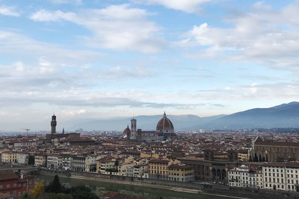 Вид с площади Микеланджело — такую картинку часто печатают на открытках и магнитах