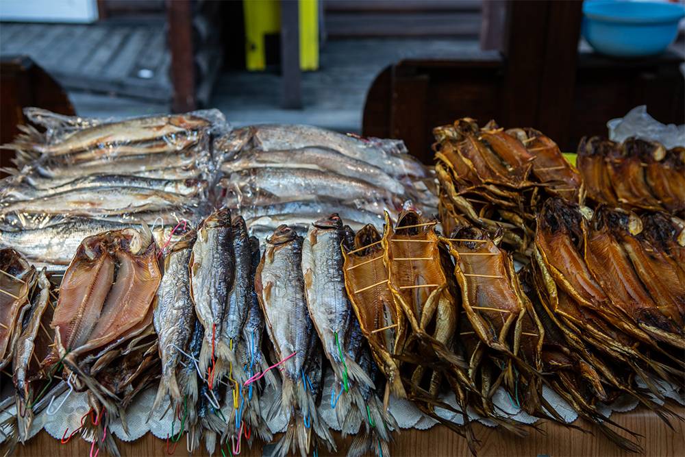 Вкуснейшая байкальская рыбка: соленая, копченая, вяленая. Одна штука стоит 150—350 <span class=ruble>Р</span>, цена зависит от вида