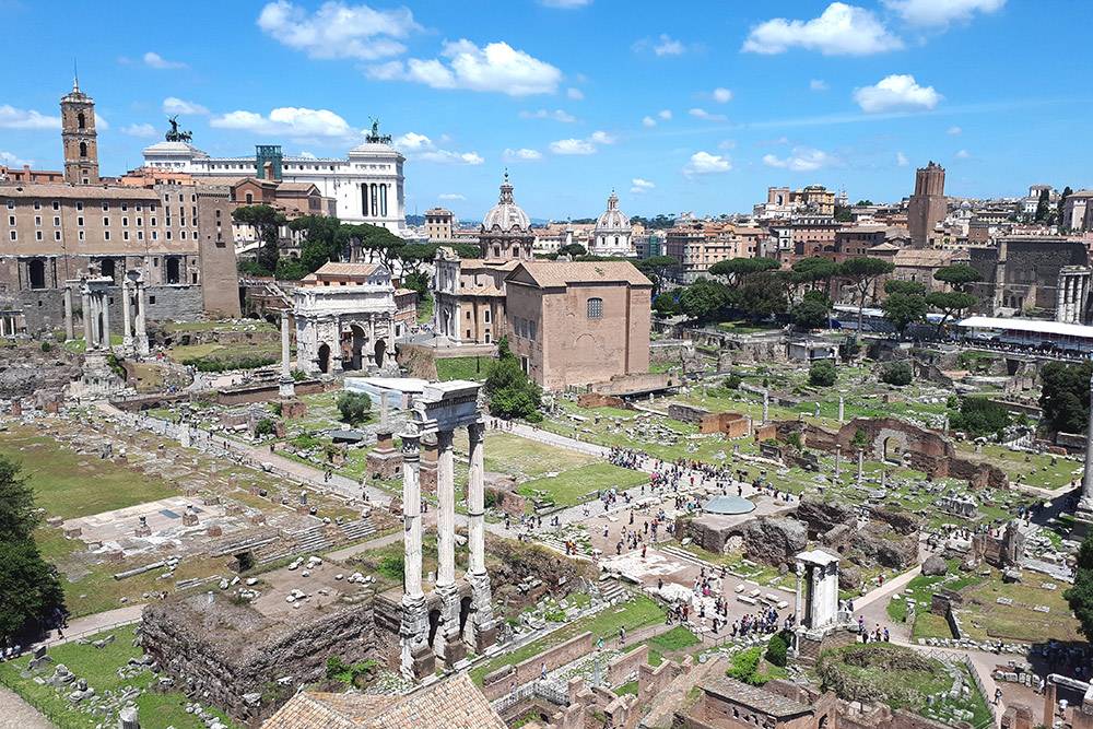Рядом с Колизеем находится Римский форум. В Древнем Риме на его месте была площадь и городской рынок, а затем там стали проводить народные собрания. Билет в Колизей и Римский форум — единый