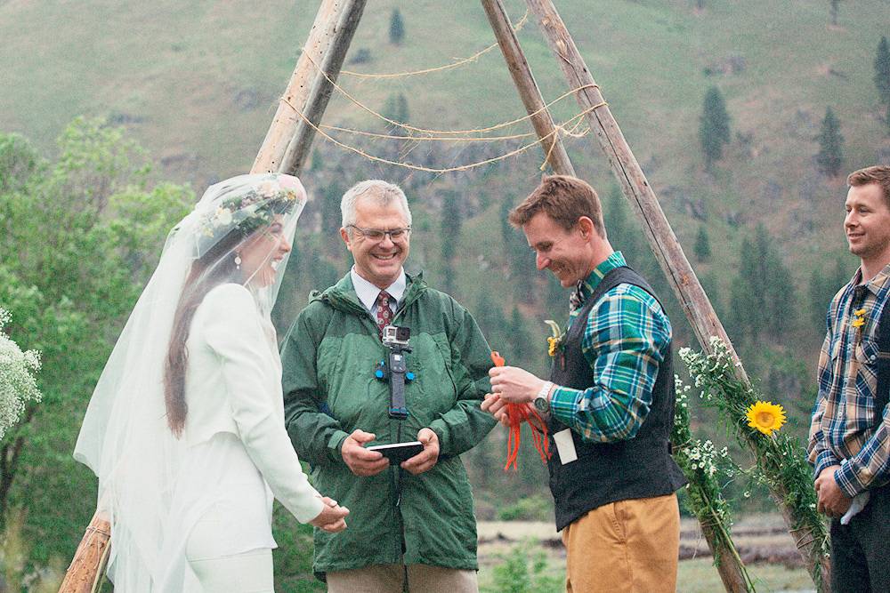 Мы поженились в Айдахо на ранчо, куда можно было добраться только на катерах по еще полноводной в мае горной реке. Церемонию провел коллега моего мужа