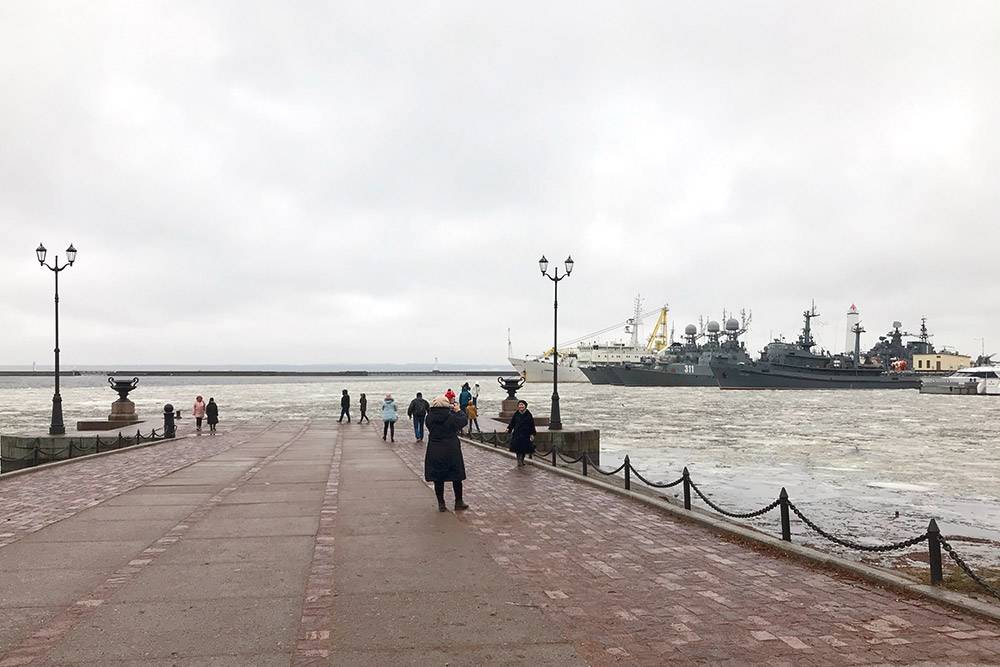 Если бы не льды, можно было бы решить, что ты в Севастополе, на берегу Южной бухты, где тоже стоят боевые корабли