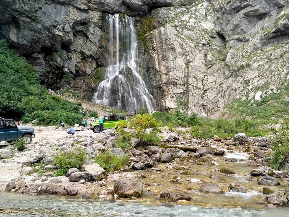 Гегский водопад высотой 52 метра можно увидеть на экскурсии в горах