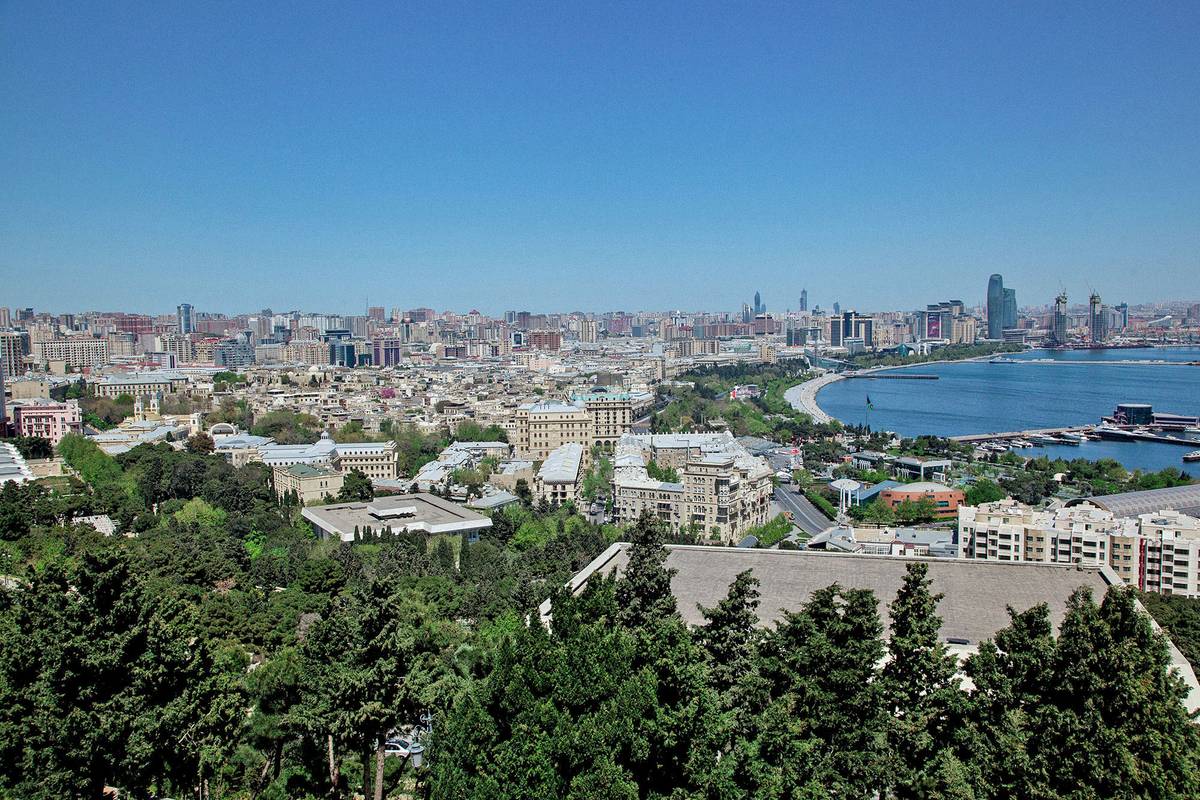 Рядом находится Нагорный парк, с которого открывается прекрасный вид на Баку. Подняться можно на фуникулере за 40 <span class=ruble>Р</span> или бесплатно по лестнице