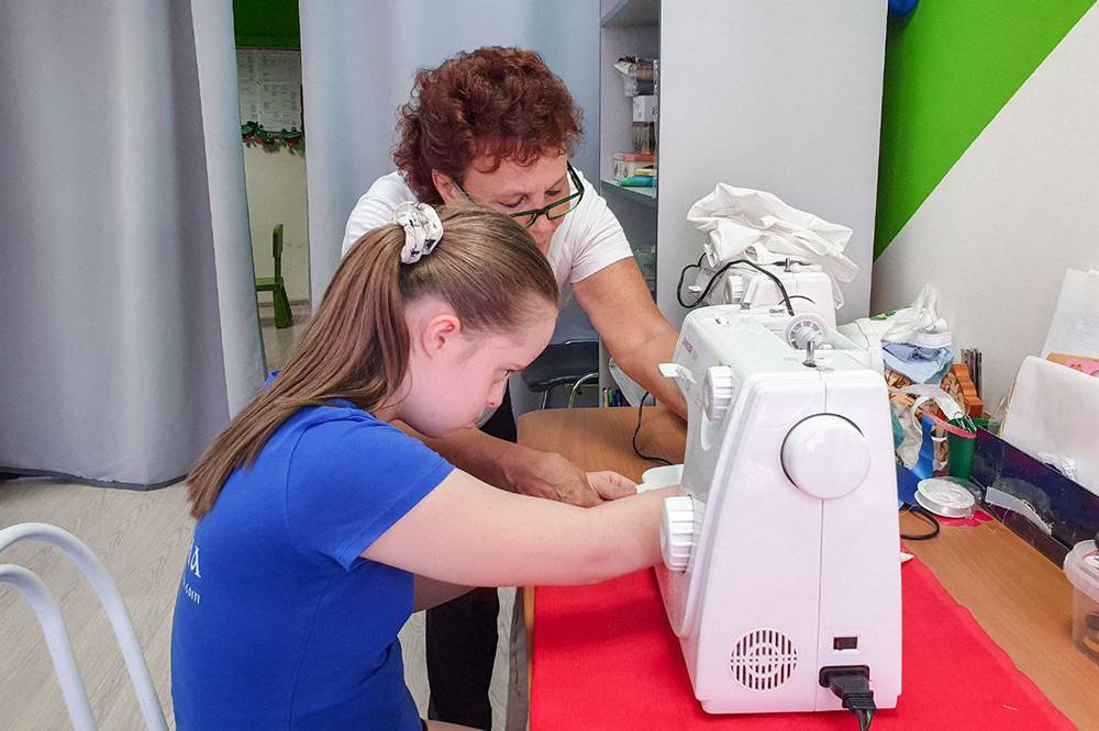 В швейно-типографской мастерской детей учат работать со швейными электромашинками, термопрессом и плоттером