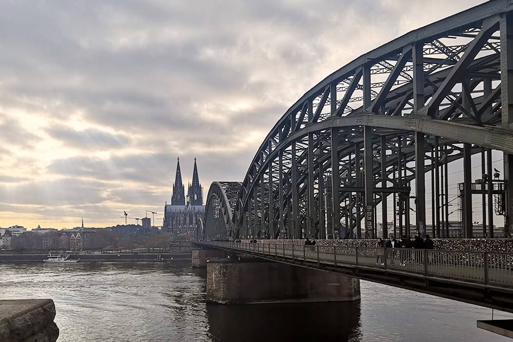 Вид с набережной на Кельнский собор и мост Гогенцоллернов
