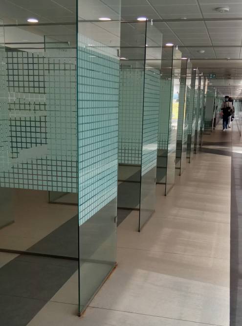 Тестирование в аэропорту Аккры проходило в таких стеклянных кабинах. Аэропорт небольшой, в нем сложно заблудиться и всегда можно обратиться за помощью к вежливым сотрудникам