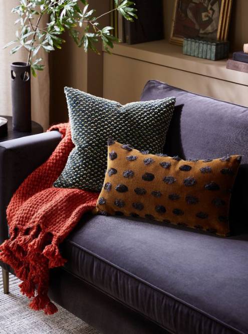 Декорировать диван можно и старыми подушками. Источник: pinterest.ru
