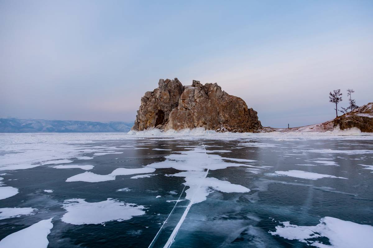 С Ольхона до большой земли мы добирались пешком по озеру. Было страшно: кругом мы слышали громкий и глухой треск льда. Мне казалось, что мы сейчас провалимся под&nbsp;воду, но все обошлось. Фото:&nbsp;Andrey Pozharskiy / Shutterstock