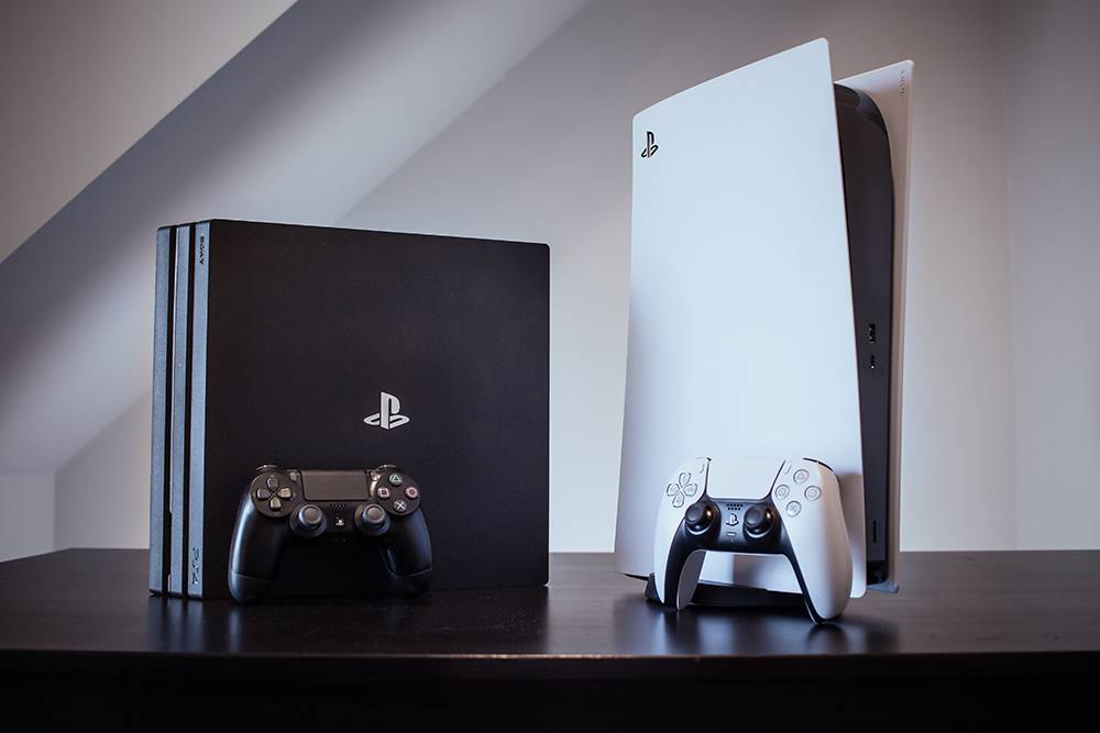 PlayStation 4 и 5. Источник: Mohsen Vaziri / Shutterstock