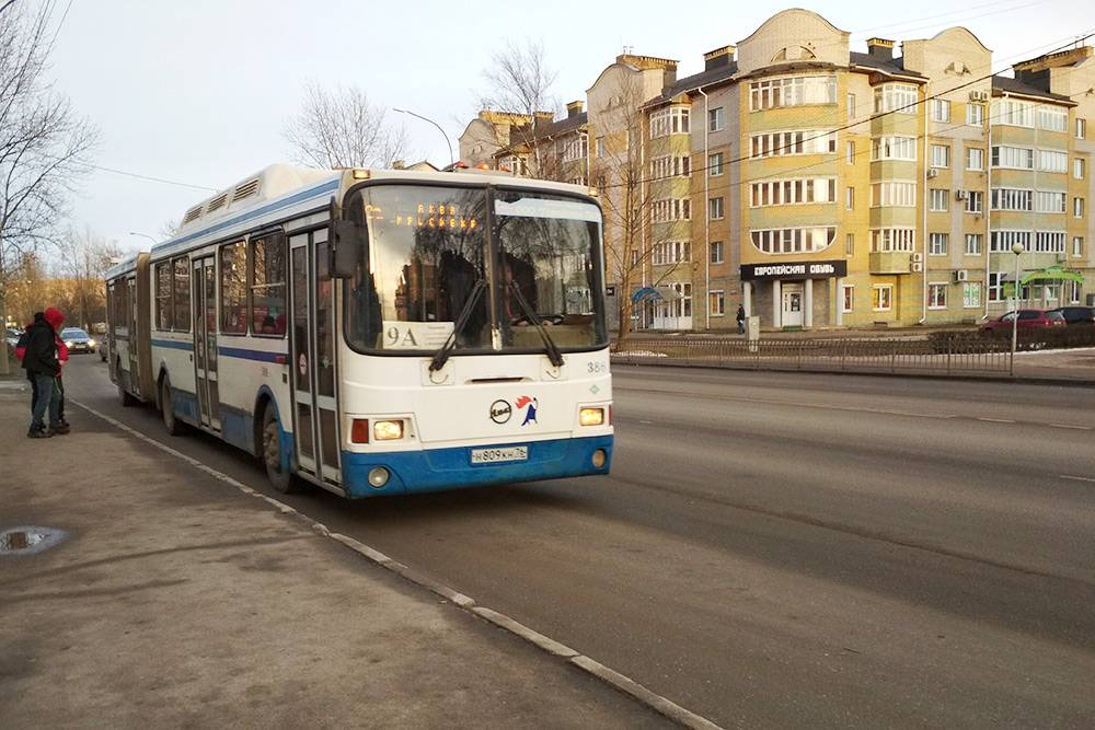 Ярославские номера на рейсовом автобусе в Великом Новгороде — это норма: по какой-то причине часть новых автобусов прибыла в город своим ходом уже с такими