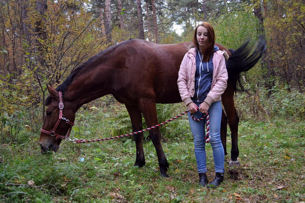 Гуляю с лошадью. На ней недоуздок, а у меня в руках чомбур