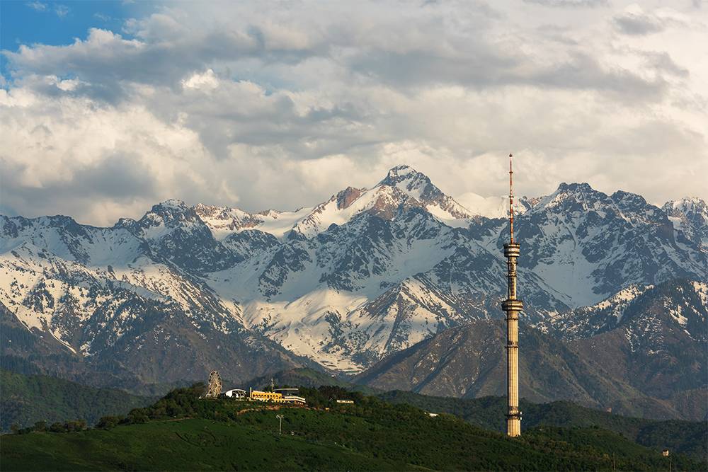 Парк «Кок-Тобе» на фоне горной цепи Заилийского Алатау. Фото: MaxZolotukhin&nbsp;/ Shutterstock