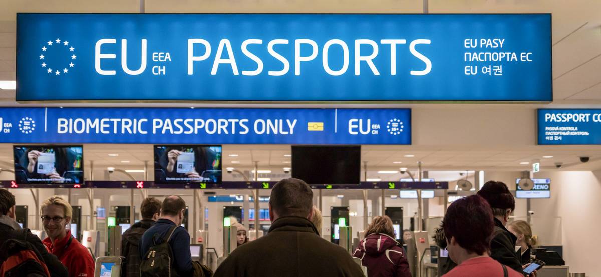 Чехия закроет въезд для туристов из России с шенгенскими визами
