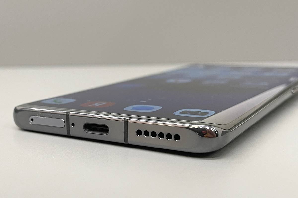 У Huawei P50 Pro нет разъема для наушников, но есть слот для карты памяти — вместо второй симки. Правда, сама карта нужна необычная — Nano SD