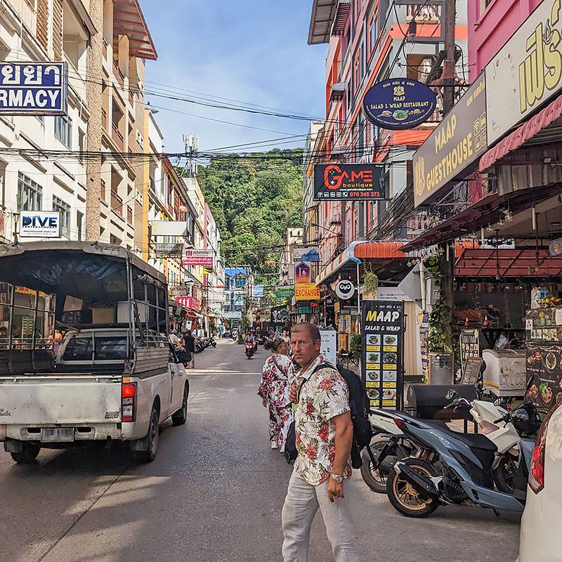 Если вам кажется, что в вашем городе плохие тротуары, то Таиланду есть чем удивить. Так выглядит типичная улица в Патонге