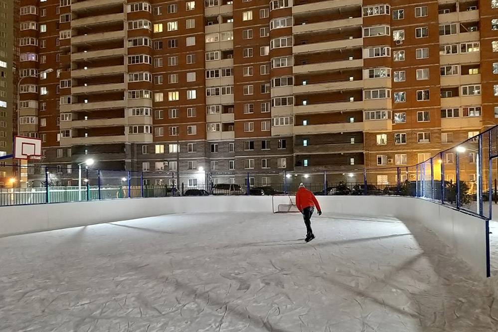 Каток в нашем дворе. Никого нет, катаемся вдвоем. Романтика&nbsp;:)