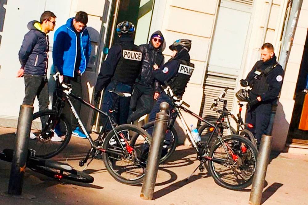 Нередко приходится видеть, как местные полицейские останавливают кого-то для&nbsp;досмотра. Полицейские в Марселе очень спортивные и выглядят отлично. С ними, кстати, тоже всегда можно поболтать