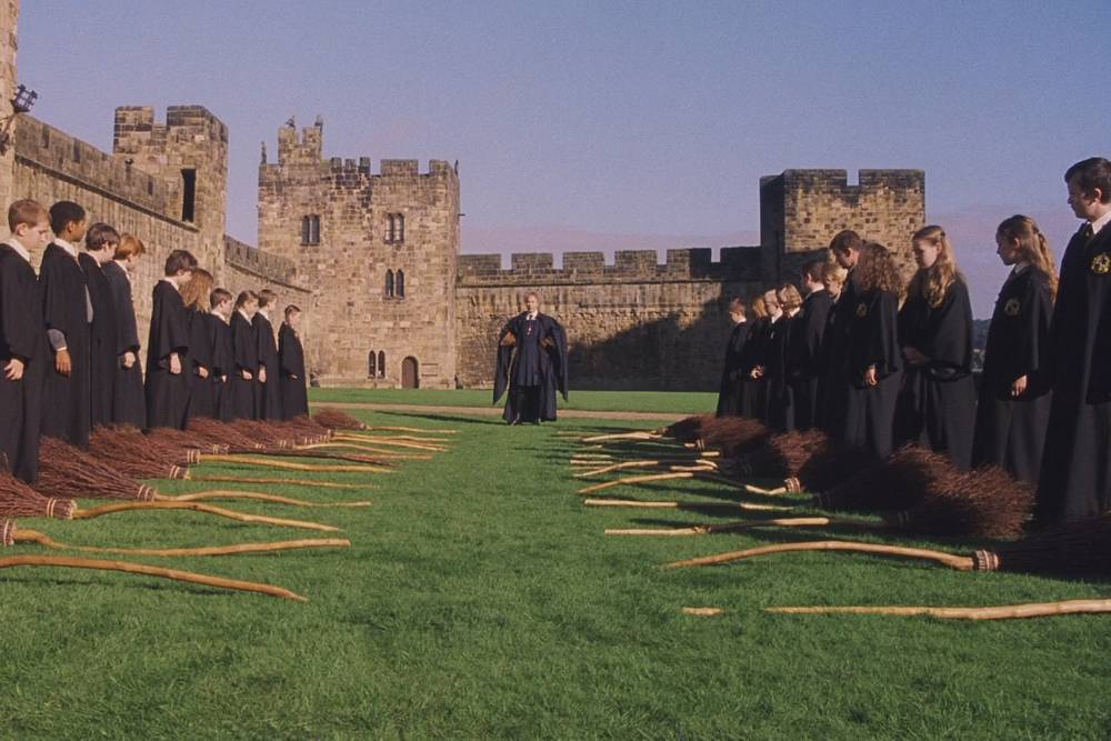 Первокурсники Хогвартса учатся летать на метлах во дворе замка Алник. Источник:&nbsp;фильм «Гарри Поттер и философский камень», Warner Bros. Pictures