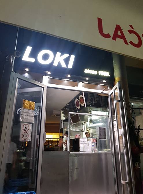 В июне из-за коронавирусных ограничений в Loki нельзя было сидеть внутри, у входа стояло несколько столов