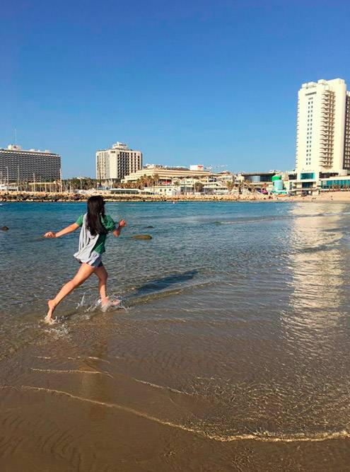 Днем на пляже бывает отлив, тогда можно уйти метров на 200 от берега. В Израиле вдоль берега устраивают пробежки все — от детей до пожилых людей