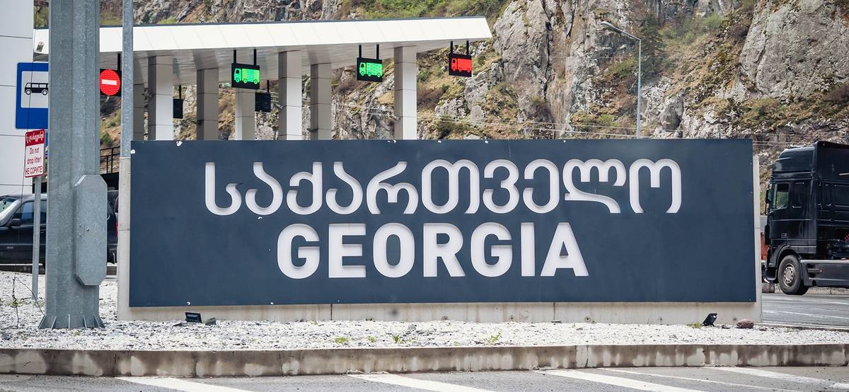 На границе с Грузией россиянам начали выдавать повестки