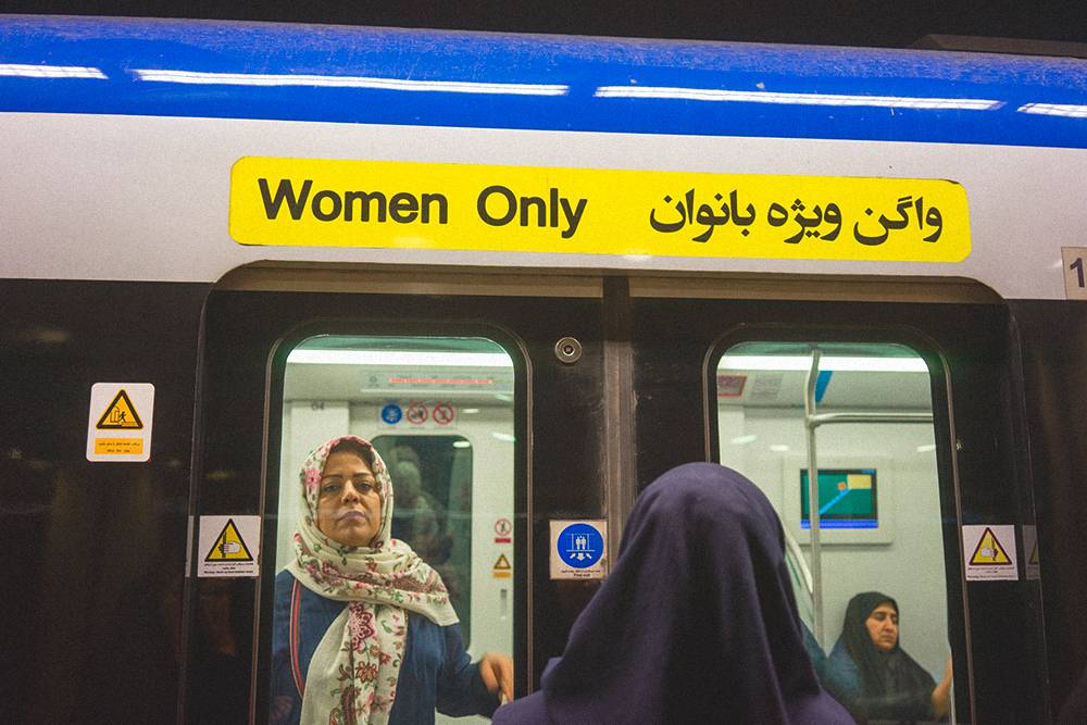 В метро есть женские вагоны, куда мужчинам нельзя. При&nbsp;этом женщинам в мужские можно. Муж поначалу не знал этого и однажды прокатился в женском вагоне, но все только посмеивались над&nbsp;ним. Фото: Shutterstock