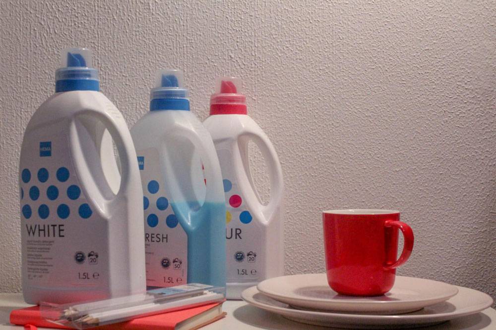 Средства для уборки и посуда «Хема». Жидкий порошок стоит 2,5 € (175 <span class=ruble>Р</span>). Кружка и тарелки — 1,6 € (112 <span class=ruble>Р</span>)