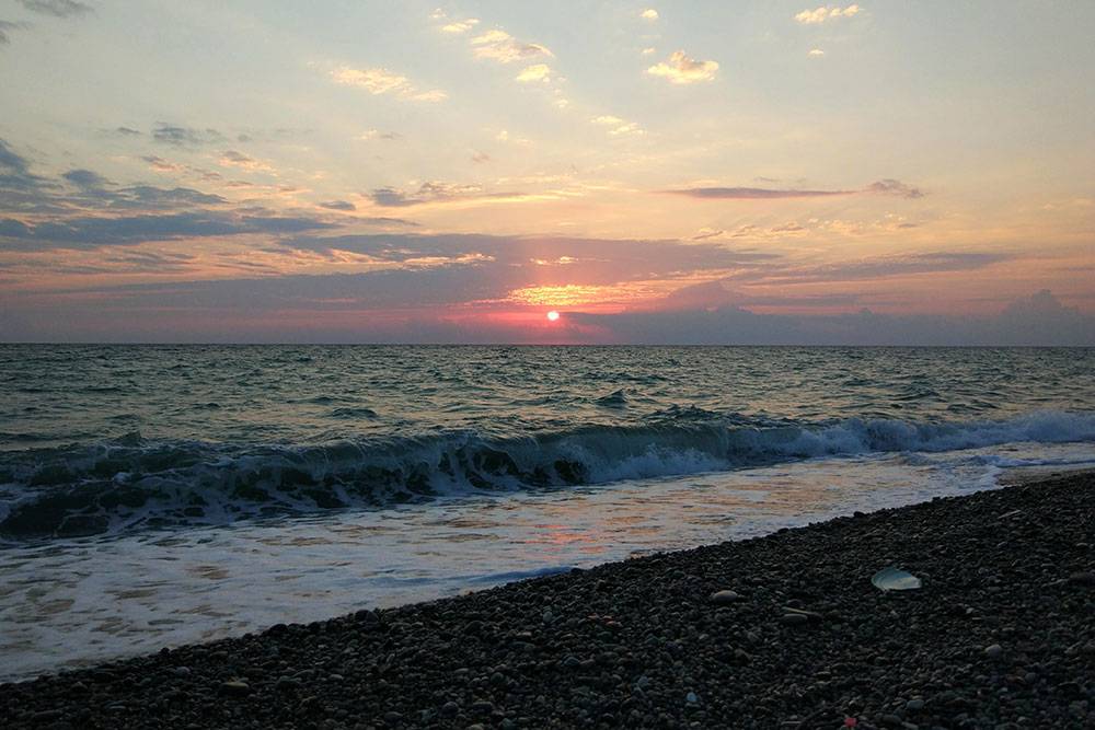 Закат на Черном море в Кобулети. Пляжи галечные, как и в Батуми
