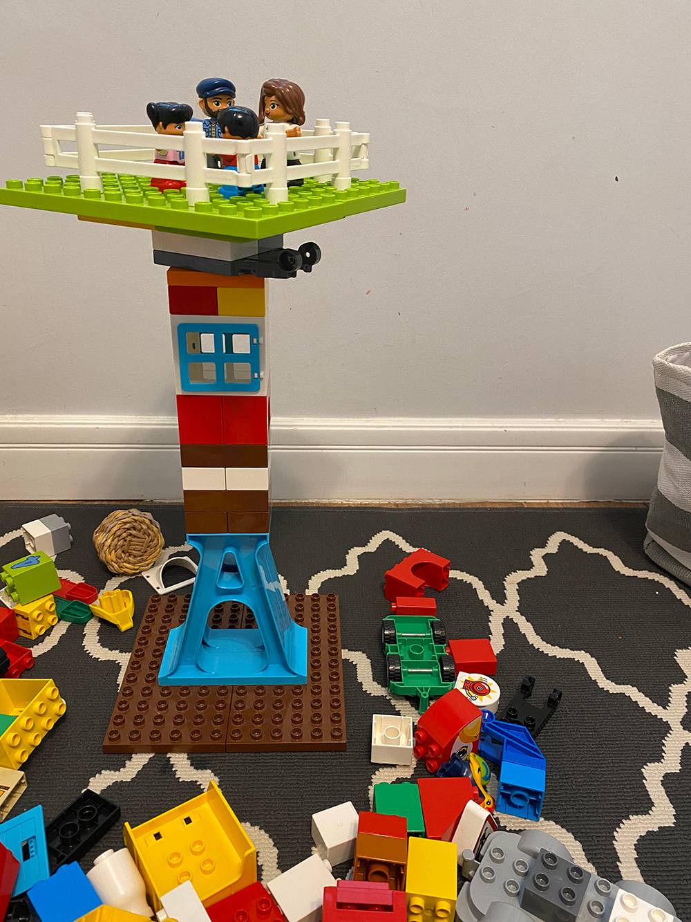 Построили из Lego Duplo большую башню со смотровой площадкой, а потом я додумался поворотную деталь смазать силиконовой смазкой — теперь площадка крутится еще лучше