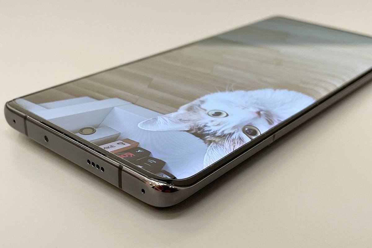 Сверху у P50&nbsp;Pro расположен отдельный стереодинамик, не&nbsp;комбинированный с разговорным, — так звук лучше сбалансирован