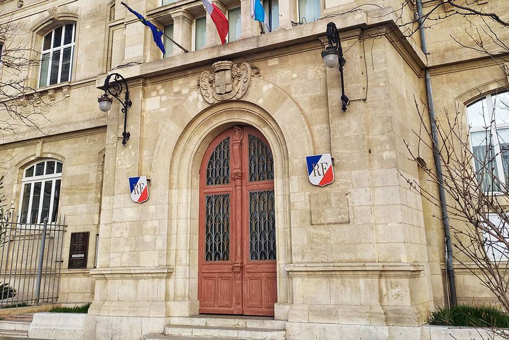 В Марселе есть несколько филиалов префектур. Некоторые из них, как, например, эта, располагаются в старинных зданиях. Буквы RF на щитах означают République Française — Французская Республика, это официальное название Франции
