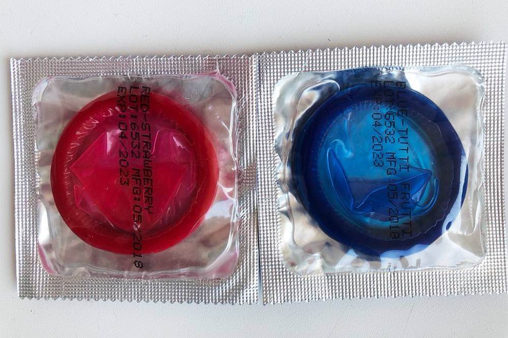 Цветные и ароматизированные презервативы Unilatex: красные — с запахом клубники, синие — тутти-фрутти, пахнут сладкой жвачкой. Еще есть желтые — банановые