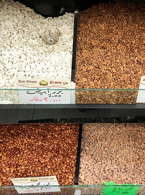В Акабе полно магазинов, которые продают орехи и сладости. Многие туристы везут их домой в качестве сувениров