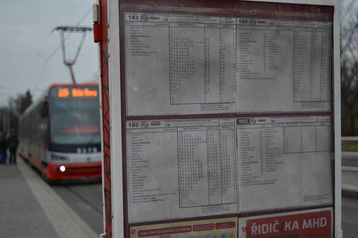 Расписание автобусов и трамваев на остановке