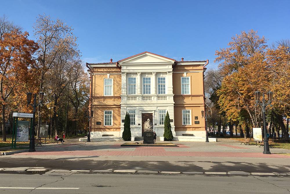 Главный корпус музея Радищева — историческое здание. Оно было построено в 19 веке специально для&nbsp;музея